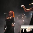 La cantante Olvido Gara, Alaska, en plena actuación junto al conjunto Nancys Rubias