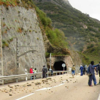 Los mineros iniciaron el corte de carretera esparciendo piedras por la calzada