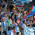 La tribuna estuvo muy poblada y las banderas del Bierzo volvieron a ondear en el estadio ponferradino.