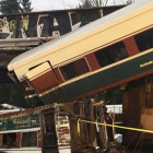 Un tren de Amtrak descarrila sobre la autopista interestatal en el condado de Pierce, estado de Washington, causando varios al menos 6 muertos y multiples heridos.