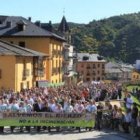 La manifestación desembocó en la calle Gil y Carrasco para llegar a los pies del Castillo de los Tem