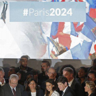 Atletas y autoridades posan junto a un cartel de París 2024, durante la presentación de la candidatura olímpica.