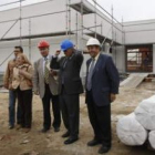 El responsable de la ampliación (izquierda) explica la obra.