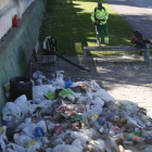 Montañas de bolsas de basura en el río, ayer por la mañana