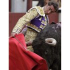 El Fandi en un pase de muleta con su primer toro.
