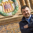 Toni Martín Iglesias, vicesecretario de comunicación social del PP andaluz, en el sillón de Girona de la plaza de España de Sevilla.