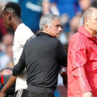 Mourinho saluda a Pogba después de sustituirle en la derrota del West Ham al Manchester United.