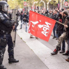 Ciudadanos se enfrentan a agentes antidisturbios durante una manifestación en París, el 10 de octubre.