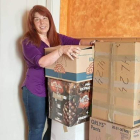 Anaida Colmenares con varias cajas de medicinas que han sido donadas. DL