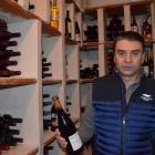 Geni González posa en la bodega del restaurante. MEDINA