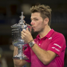 Stan Wawrinka besa el trofeo de ganador del Abierto de EEUU.