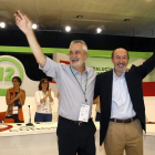 José Antonio Griñán y Alfredo Pérez Rubalcaba, en la clausura del XII Congreso Regional del PSOE-A.