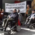 Un grupo de personas con discapacidad recogen firmas para protestar por la «lentitud»