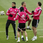 Los jugadores del Madrid, Cristiano, Pepe, Modric y Bale, en el entrenamiento de ayer.