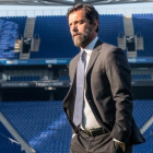 Quique Sánchez Flores luce la nueva equipación.