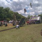 Exhibiciones de piruetas y saltos con motos animan la jornada en Picos de Europa. CAMPOS