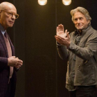 Alan Arkin y Michael Douglas, en El método Kominsky.