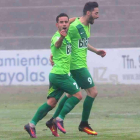 Menudo y Figueroa celebran el gol del canario entre la niebla del Ciudad de Tudela. CHAVERRI