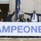 Andrés Nocioni, a la izquierda, y Marcus Slaugther durante la celebración de la novena Copa de Europa de baloncesto.