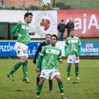 Rubén desvía de cabeza bajo la mirada de Porfirio y Cristian un centro del equipo asturiano