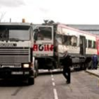 Un camión transporta los vagones afectados por la explosión de la estación de Atocha