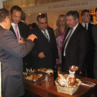 El viceministro de Panamá junto con el alcalde de Carracedelo, durante la visita a la feria.