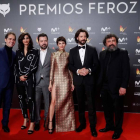 Lpos actores portagonistas de la serie 'La casa de papel' en los premios Feroz. EFE