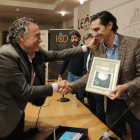 Sergio Fernández, a la derecha, recibe un obsequio del director general de la Cultural Felipe Llamazares por su participación activa en el Centenario del club leonés. DL