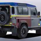 El icónico Defender ‘se viste’ de campiña británica, y se ‘militariza’, gracias al diseño del estilista Sir Paul Smith.