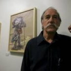 El artista leonés Sendo posa junto a algunas de las obras que expone en el Palacio de Don Gutierre