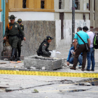 Miembros de la policía de Colombia examinan el lugar. L. MUÑOZ
