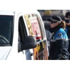 Policías locales multando en León
