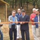 El alcalde de Bembibre, en el centro, corta la cinta en la inauguración oficial