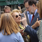 El líder del PP, Mariano Rajoy, con la secretaria general de su partido, Dolores de Cospedal, en un paseo por Guadalajara.