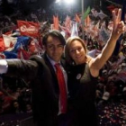 El candidato Marco Enríquez-Ominami y su esposa, en el acto de cierre de campaña.