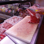 Una pieza de carne en un puesto del mercado, JESÚS F. SALVADORES
