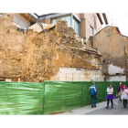 Solar de la calle Conde Rebolledo donde está encajonado y muy deteriorado uno de los cubos de la muralla. FERNANDO OTERO PERANDONES