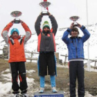 Los vencedores de la prueba de slalom Hombres II en el podio.