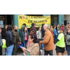 La cadena humana convocada para reclamar la modificación del plan de residuos consiguió dar la vuelta al edificio donde está ubicada la sede de la Junta en Ponferrada.