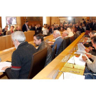 Los alcaldes se fueron turnando para firmar los convenios en el salón de plenos de la Diputación.