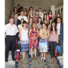 Los jóvenes argentino con la presidenta de la Diputación.