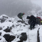 Efectivos del Greim participando en las tareas de rescate de los tres alpinistas fallecidos