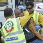 Efectivos sanitarios evacuan al sindicalista herido.