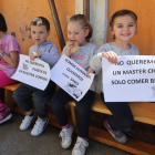 Cuatro alumnos de Ponferrada, en una de las protestas del pasado curso escolar. L. DE LA MATA