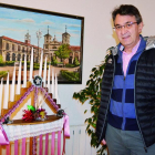El alcalde de Valencia de Don Juan, Juan Martínez Majo, junto a un ramo leonés. MEDINA