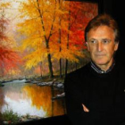 El artista Miguel Peidro posa junto a una de las obras que expone en la galería Bernesga.