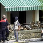Miembros de la Ertzaintza y de los bomberos inspeccionan los daños causados en el hotel por la bomba