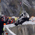 Una grúa saca del cauce del río Ter el vehículo en el que viajaban los fallecidos.