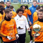 Cristiano Ronaldo muestra a Sergio Ramos y al resto de la plantilla el ‘Balón de Oro’.
