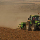 Un tractor realiza laboreo en unas tierras del sur de León.